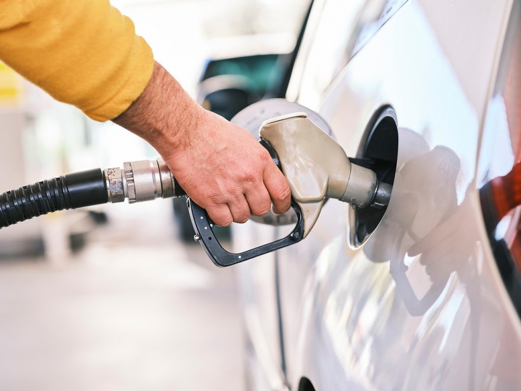 Ieftinire la benzină, după mai multe scumpiri: Prețul carburanților în România. În unele stații e sub 7 lei pe litru