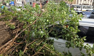 Femeie UCISĂ în propria locuință de o bucată de acoperiș desprinsă dintr-un alt imobil / Ravagii în capitală în urma furtunii de joi