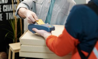 Piața de food delivery din Cluj își pierde clientela? Clujenii, revoltați și dezamagiți: „Ajunge mereu mâncarea rece/Curierul ia multe comenzi pe traseu”