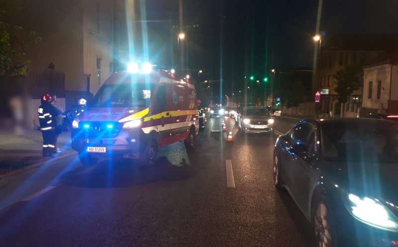 Accident între un autoturism și o motocicletă pe Calea Mănăștur din Cluj. A intervenit descarcerarea
