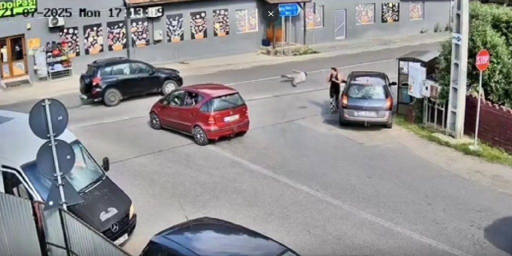 Accident bizar în Cluj: Un pieton, lovit în plin de o mașină și aruncat câțiva metri pe șosea, s-a ridicat ca și cum nimic nu s-ar fi întâmplat și a plecat