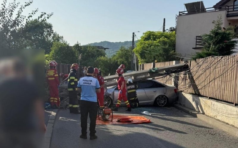 Accident la Florești: Un bărbat a fost transportat la spital, după ce s-a izbit cu mașina de un stâlp electric. Polițiștii spun că era beat