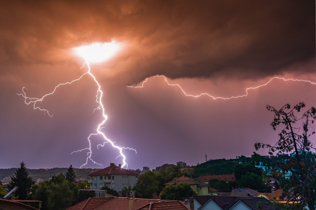 Imagine impresionantă surprinsă pe cerul Clujului: Un fulger gigant, despicând norii în plină furtună