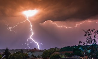 Imagine impresionantă surprinsă pe cerul Clujului: Un fulger gigant, despicând norii în plină furtună