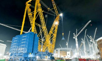Doi români operează cea mai mare macara de construcţii din lume, pe şantierul unei centrale nucleare