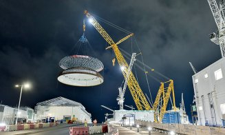 Doi români operează cea mai mare macara de construcţii din lume, pe şantierul unei centrale nucleare