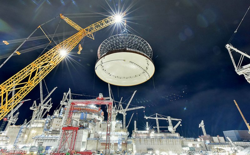 Doi români operează cea mai mare macara de construcţii din lume, pe şantierul unei centrale nucleare