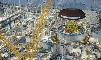 Doi români operează cea mai mare macara de construcţii din lume, pe şantierul unei centrale nucleare