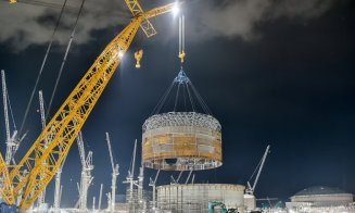 Doi români operează cea mai mare macara de construcţii din lume, pe şantierul unei centrale nucleare