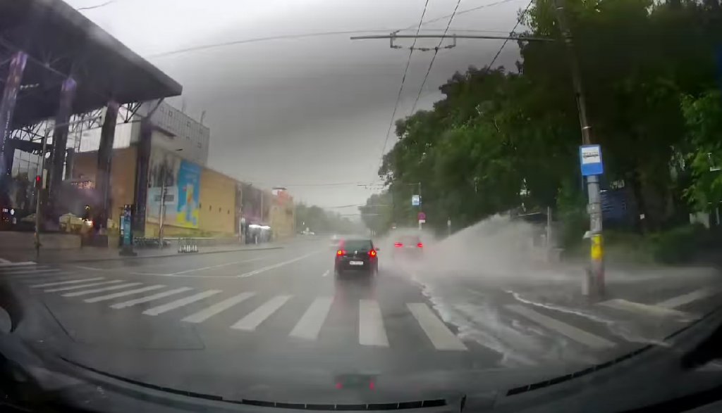 Incident revoltător la Cluj-Napoca: pietoni udați din cap până-n picioare într-o stație de autobuz de un șofer grăbit