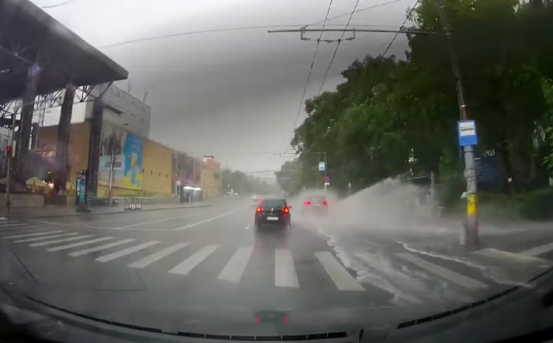 Incident revoltător la Cluj-Napoca: pietoni udați din cap până-n picioare într-o stație de autobuz de un șofer grăbit