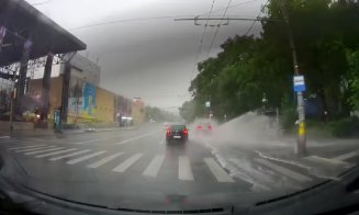 Incident revoltător la Cluj-Napoca: pietoni udați din cap până-n picioare într-o stație de autobuz de un șofer grăbit