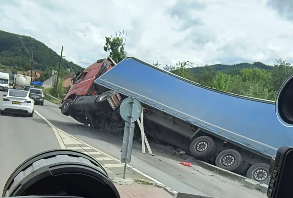 Cum s-a produs accidentul din Ciucea, Cluj, în urma căruia un TIR a ieșit de pe drum și a ajuns într-un șanț