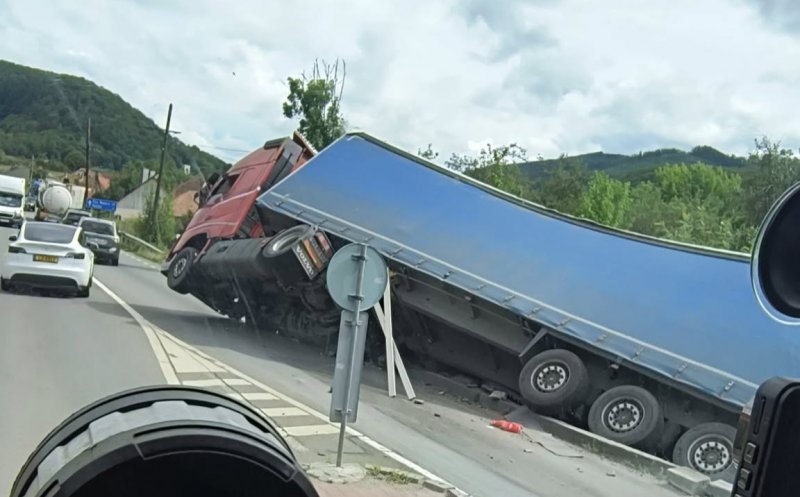 Cum s-a produs accidentul din Ciucea, Cluj, în urma căruia un TIR a ieșit de pe drum și a ajuns într-un șanț