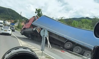 Cum s-a produs accidentul din Ciucea, Cluj, în urma căruia un TIR a ieșit de pe drum și a ajuns într-un șanț