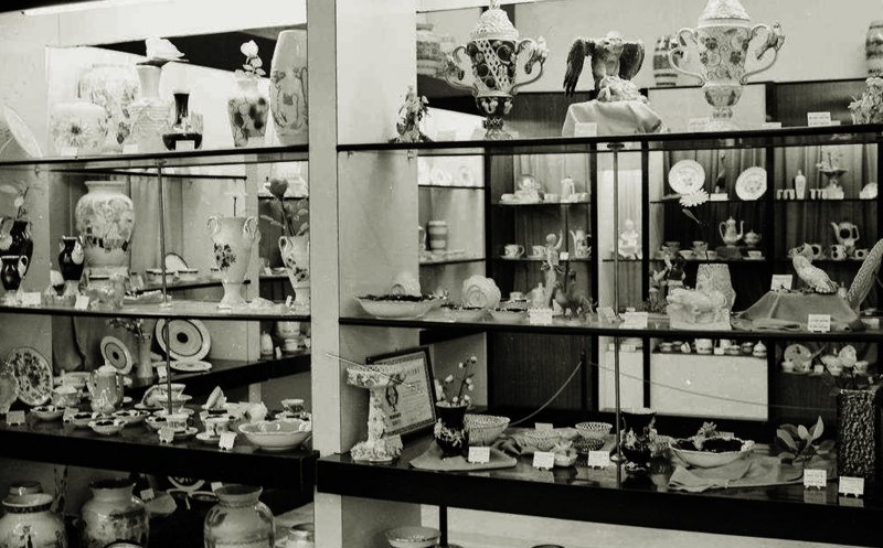 Vitrine cu obiecte realizate de Fabrică de Porțelan ,,Iris" în anul 1961