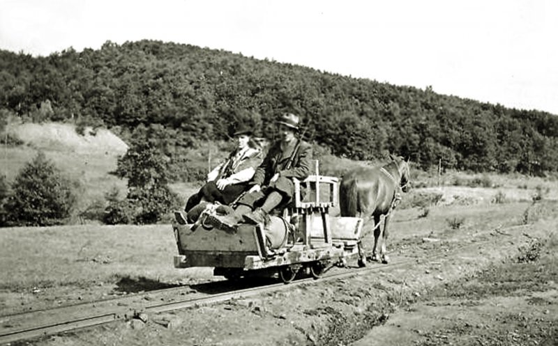 Vânători pe calea ferată îngustă ce trecea prin zona Cheile Turzii, 1940
