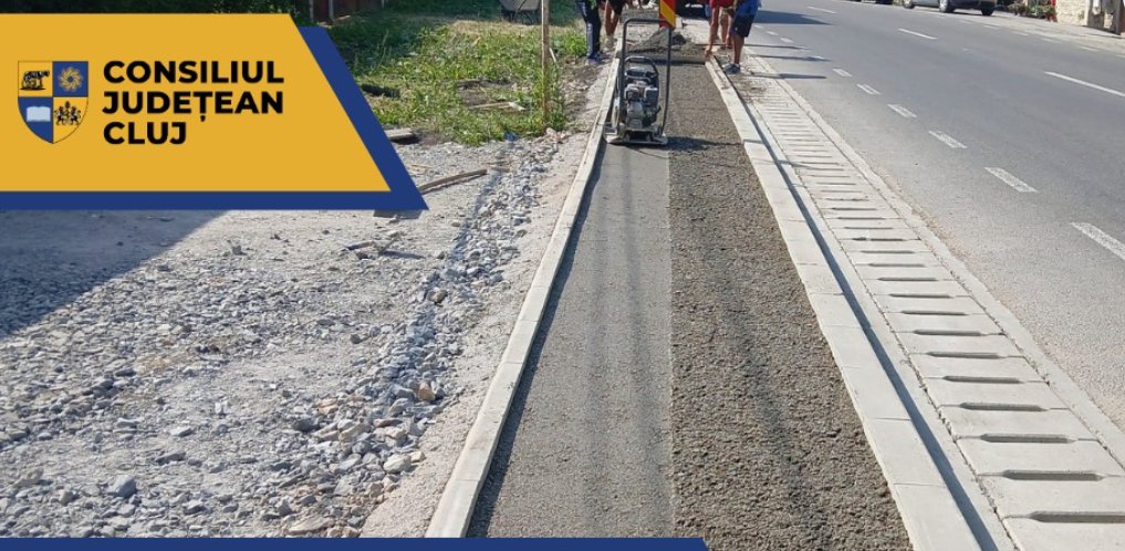 Se repară trotuarele și șanțurile dintr-o localitate clujeană. Au fost distruse de ploi și inundații
