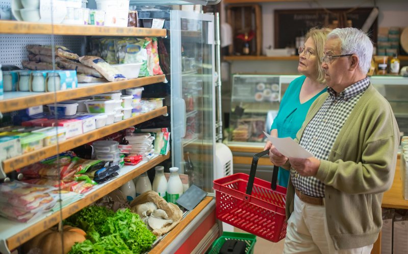 Românii vor plăti mai mult pentru alimentele de bază de la 1 august 2025. Supermarketurile au pregătit măsuri anti-scumpiri