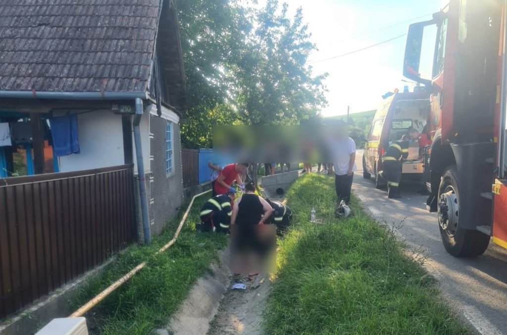 Accident în Cluj: Un bărbat a ieșit cu motocicleta de pe drum și a ajuns într-un șanț