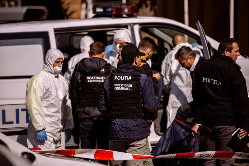 Scene desprinse din filme de groază: O femeie s-a aruncat de la etaj, iar în apartament a fost găsit cadavrul fiului ei