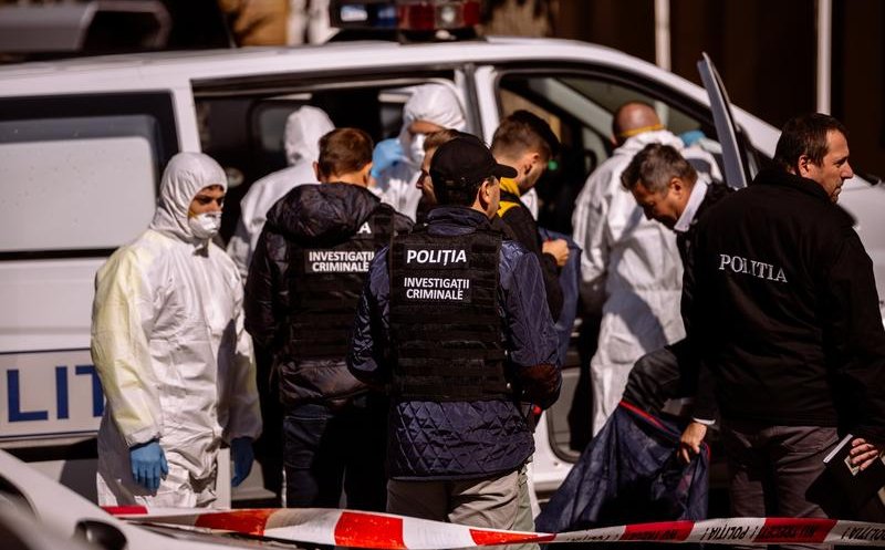 Scene desprinse din filme de groază: O femeie s-a aruncat de la etaj, iar în apartament a fost găsit cadavrul fiului ei