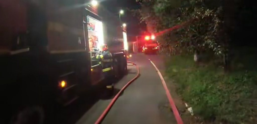 Incendiu la Fabrica de arme Cugir. Hala cu muniție, cuprinsă de flăcări. A fost emis mesaj Ro-Alert