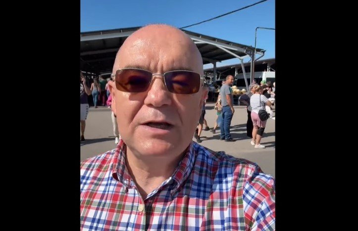 Emil Boc, în plimbare prin Oser: "Vino să cauți, să descoperi, să negociezi, să zâmbești / Atmosferă autentică, oameni faini"