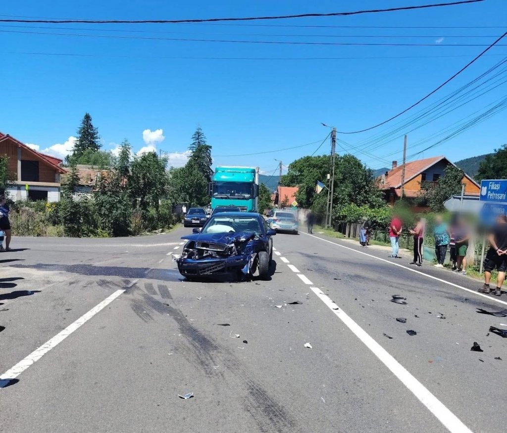 Doi motocicliști clujeni, răniți într-un accident din Hunedoara. Au fost transportați la spital