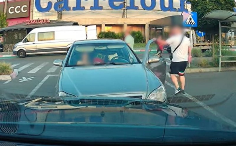 Incident în parcarea unui mall din Cluj. Regulile din trafic sunt opționale? Un bărbat a intrat pe interzis, a blocat un alt șofer și a făcut scandal
