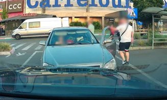 Incident în parcarea unui mall din Cluj. Regulile din trafic sunt opționale? Un bărbat a intrat pe interzis, a blocat un alt șofer și a făcut scandal