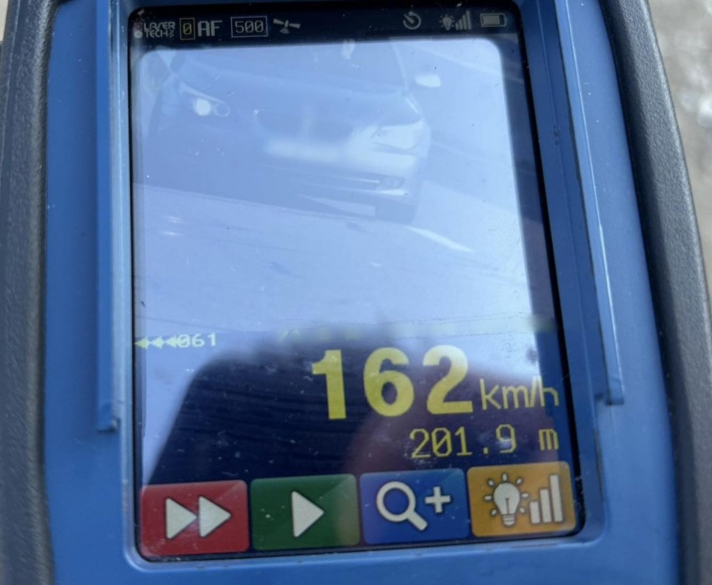 Viteză extremă, consecințe pe măsură: Un tânăr, prins cu 162 km/h prin Mărtinești. Poliția l-a „felicitat” cu o amendă și cu suspendarea permisului