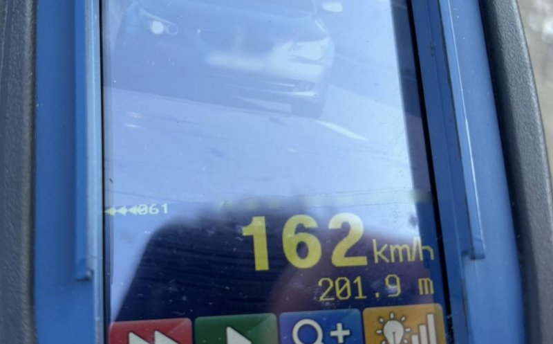 Viteză extremă, consecințe pe măsură: Un tânăr, prins cu 162 km/h prin Mărtinești. Poliția l-a „felicitat” cu o amendă și cu suspendarea permisului