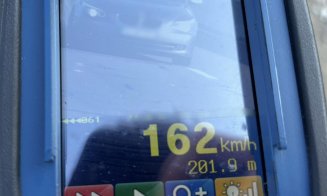 Viteză extremă, consecințe pe măsură: Un tânăr, prins cu 162 km/h prin Mărtinești. Poliția l-a „felicitat” cu o amendă și cu suspendarea permisului