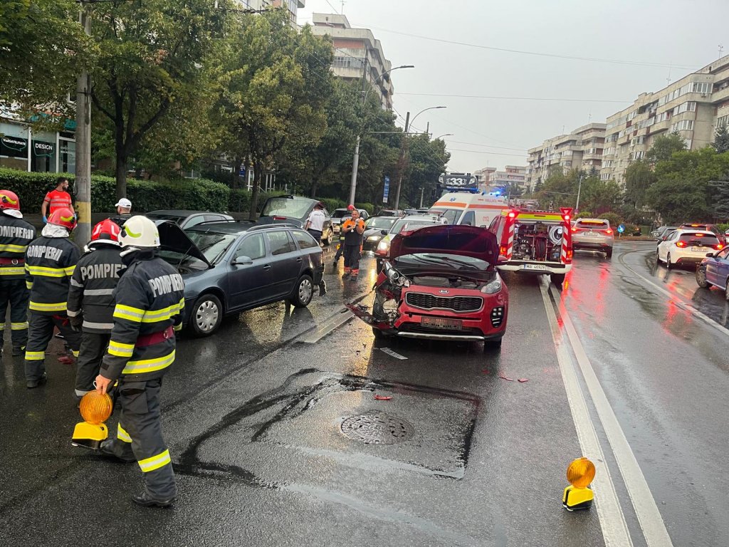Accident între trei autoturisme pe Calea Mănăștur din Cluj. Pompierii au intervenit