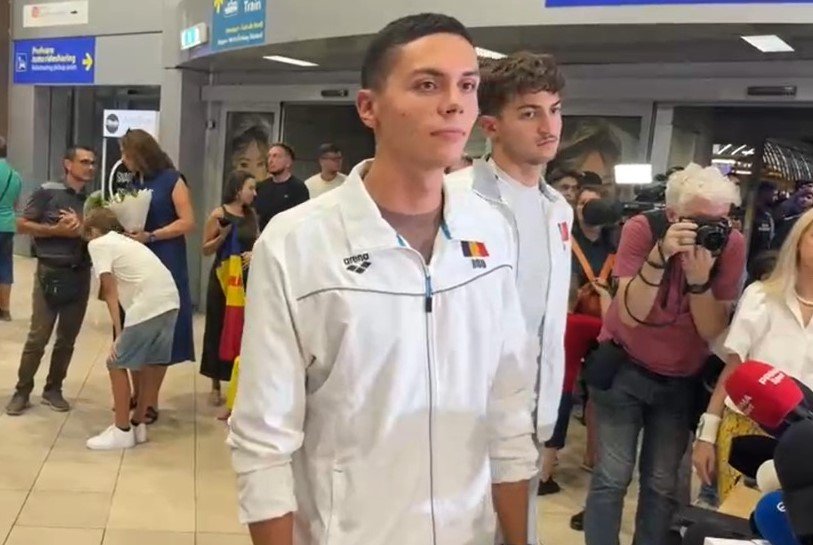 David Popovici s-a întors în țară după Campionatele Mondiale de la Singapore: "Sunt mândru că am găsit puterea în mine să continui"