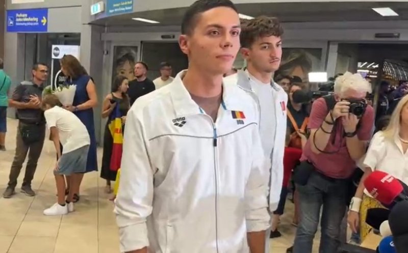 David Popovici s-a întors în țară după Campionatele Mondiale de la Singapore: "Sunt mândru că am găsit puterea în mine să continui"