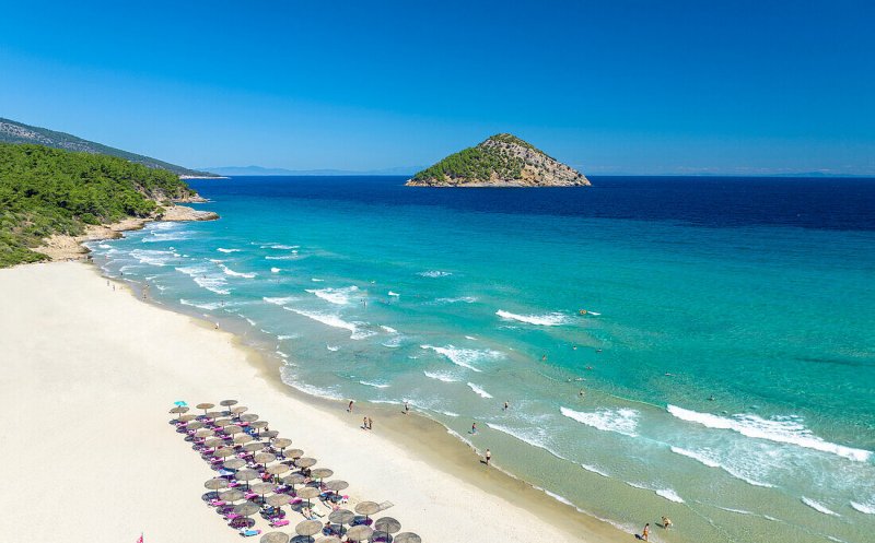 Un român de 37 de ani A MURIT în timp ce se afla în vacanță în Thasos cu soția și cei 3 copii