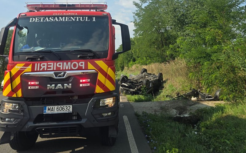 ACCIDENT în județul Cluj / Autoturism cu roțile în sus și 3 victime: doi minori și o femeie