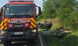 ACCIDENT în județul Cluj / Autoturism cu roțile în sus și 3 victime: doi minori și o femeie