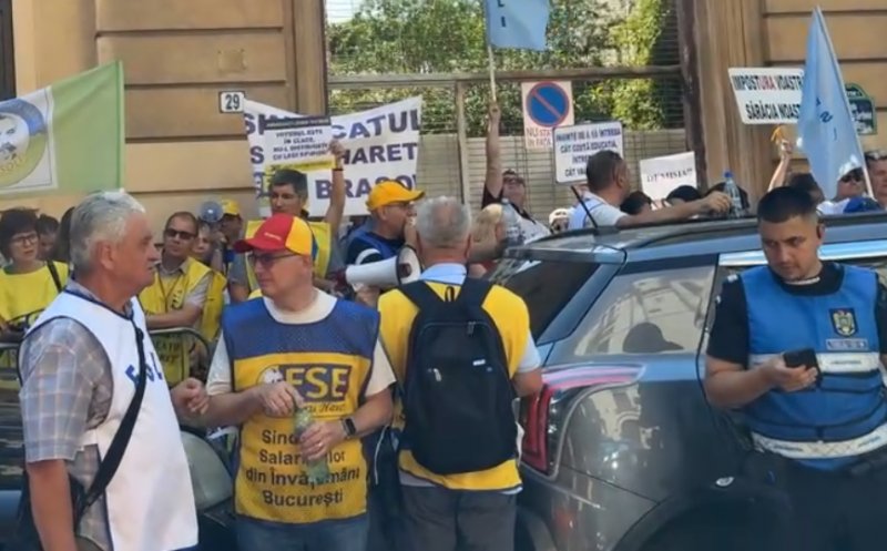 Sindicatele din învățământ nu se lasă! A patra zi de proteste în fața Ministerului Educației/ David: "Putem să discutăm și fără grevă"