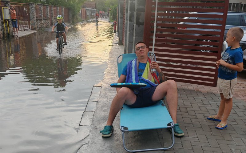 ”Mă simt ca-n Grecia. Stau la poartă-n Floresti. Valurile de pe stradă îmi șoptesc poezii...”