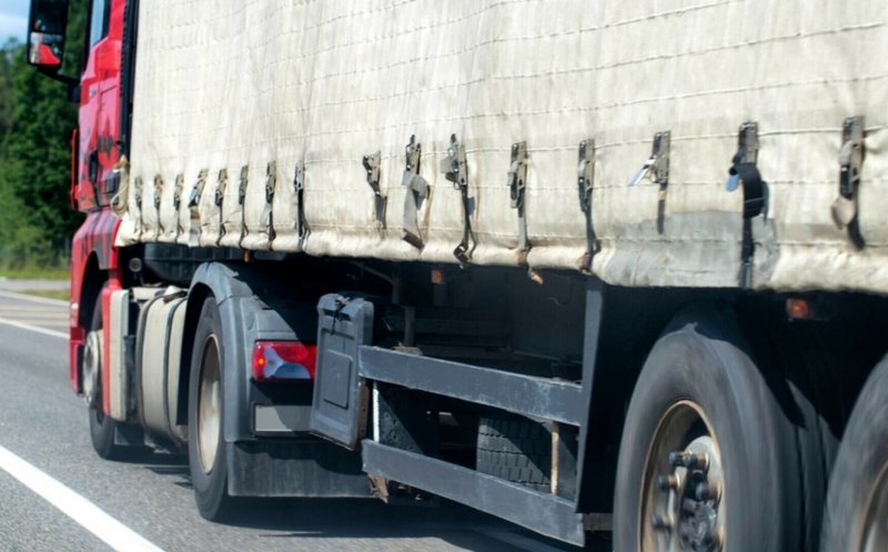 Un clujean a încercat să oprească la semnalul poliției, însă era atât de beat încât a pierdut controlul TIR-ului. A urmat un accident
