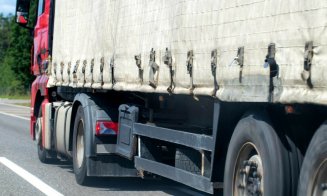 Un clujean a încercat să oprească la semnalul poliției, însă era atât de beat încât a pierdut controlul TIR-ului. A urmat un accident