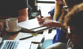 Trei tineri au transformat un startup din Cluj în succes internațional. A fost cumpărat de o companie globală de top în optimizare SEO