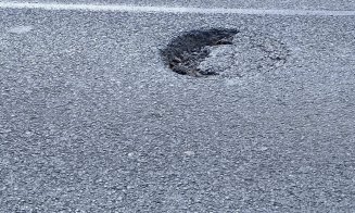 Asfaltul din Florești face ”gropițe” după ploaie / ”Grijă mare la cauciucuri!”