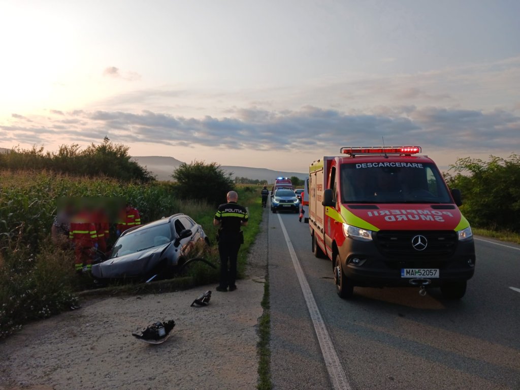 ACCIDENT în județul Cluj: 2 victime, după ce o mașină a ajuns în șanț, lovind și un cap de pod