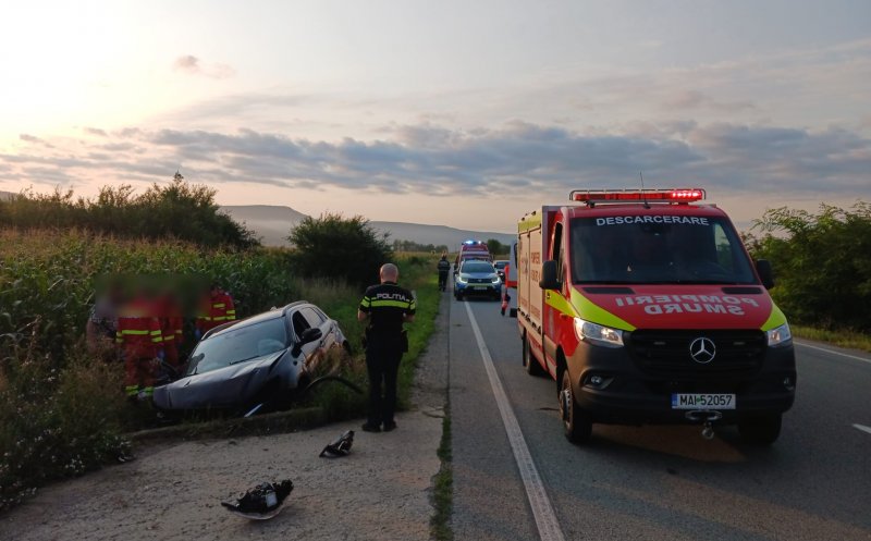 ACCIDENT în județul Cluj: 2 victime, după ce o mașină a ajuns în șanț, lovind și un cap de pod
