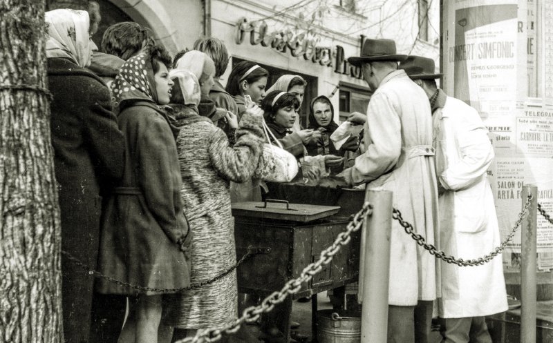 Vânzător de castane prăjite în Piața Unirii, 1968