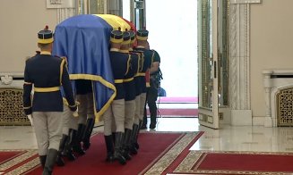 Sicriul fostului președinte a părăsit Palatul Cotroceni. A început slujba de înmormântare la Biserica Cotroceni